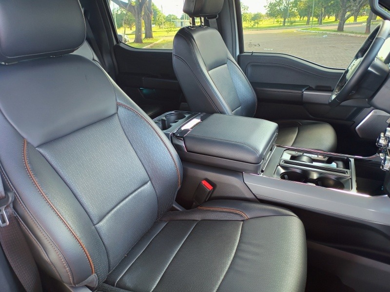Ford F-150 Lariat.