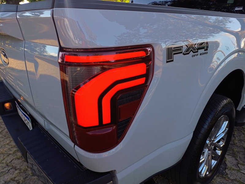 Ford F-150 Lariat.
