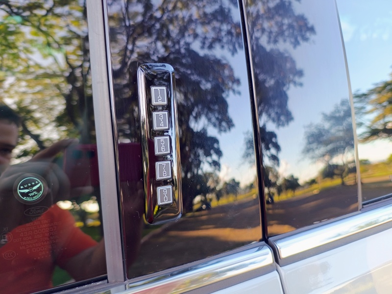 Ford F-150 Lariat.