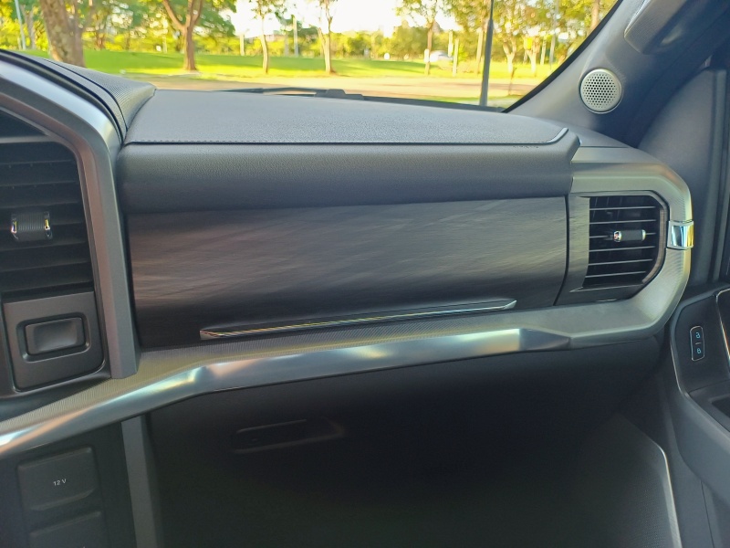 Ford F-150 Lariat.