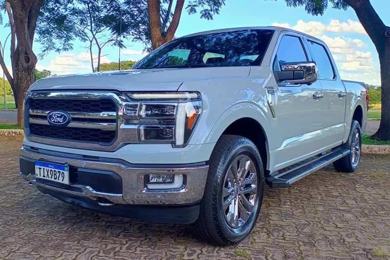 Ford F-150 Lariat.