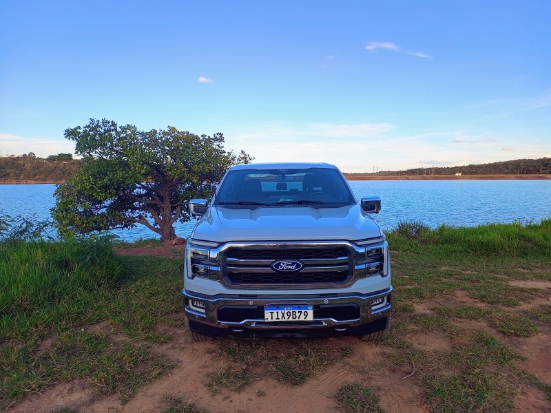 Ford F-150 Lariat.