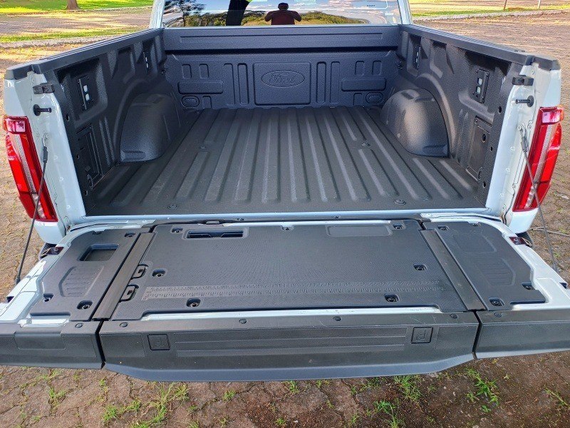 Ford F-150 Lariat.