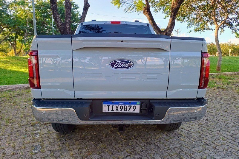 Ford F-150 Lariat.