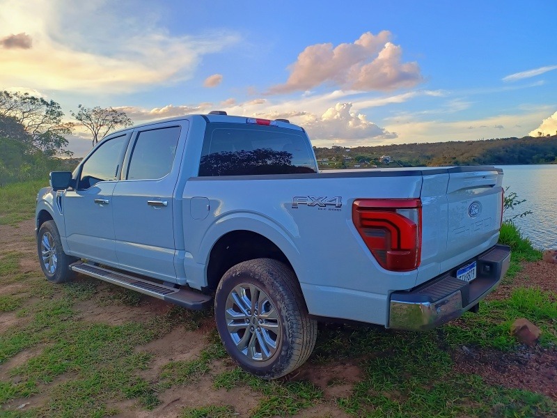 Ford F-150 Lariat.