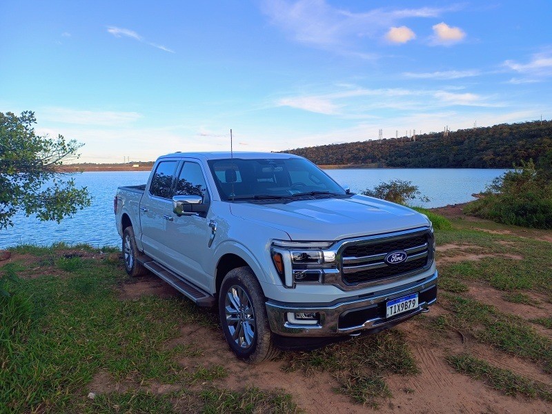 Ford F-150 Lariat.