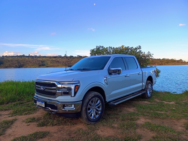 Ford F-150 Lariat.