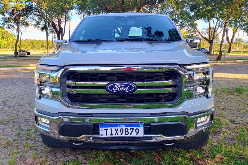 Ford F-150 Lariat.