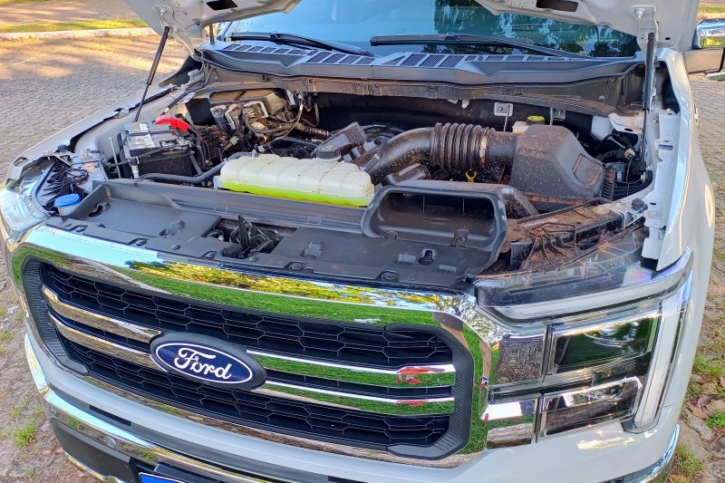 Ford F-150 Lariat.