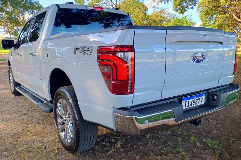 Ford F-150 Lariat.