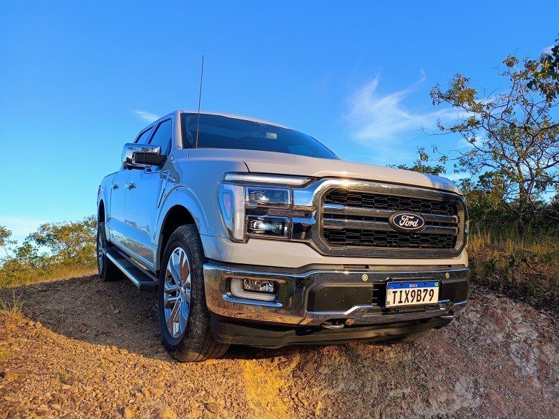 Ford F-150 Lariat.