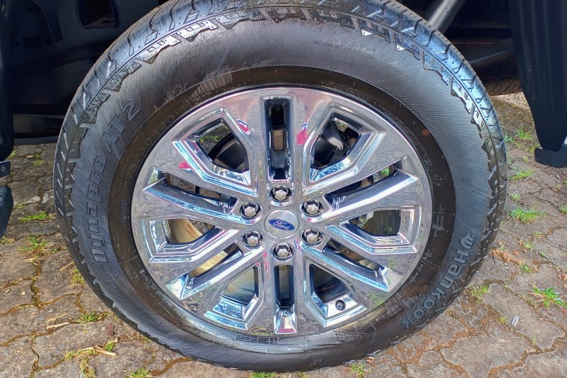 Ford F-150 Lariat.