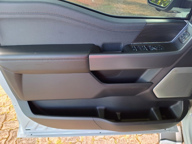 Ford F-150 Lariat.