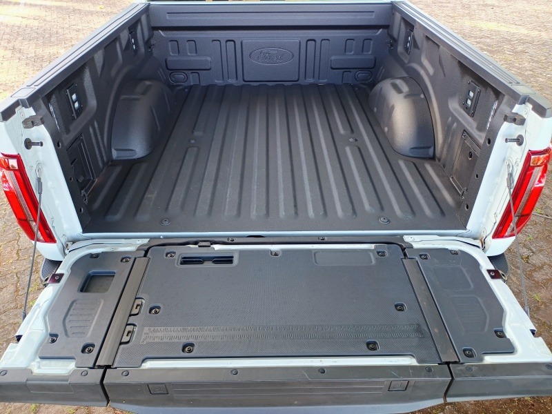 Ford F-150 Lariat.