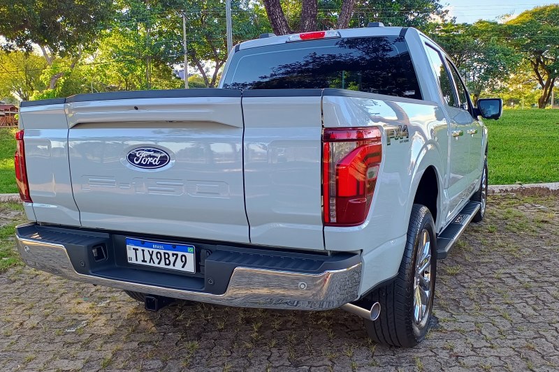 Ford F-150 Lariat.