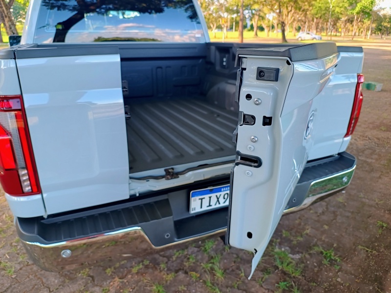 Ford F-150 Lariat.