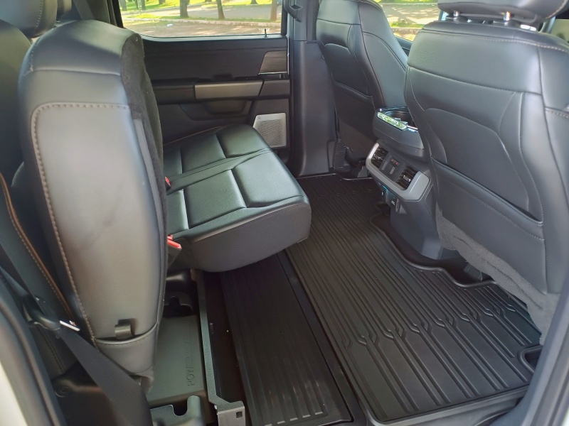 Ford F-150 Lariat.
