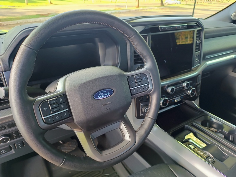 Ford F-150 Lariat.