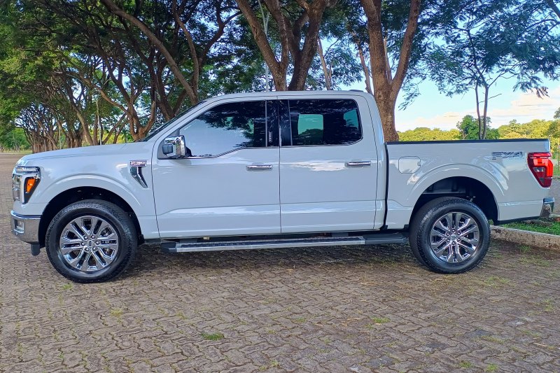 Ford F-150 Lariat.