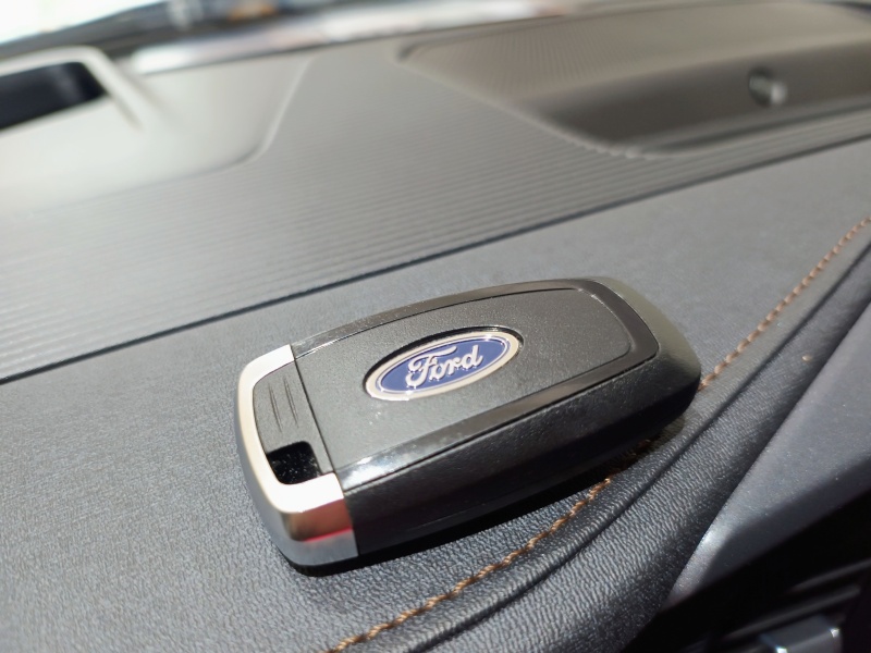 Ford F-150 Lariat.