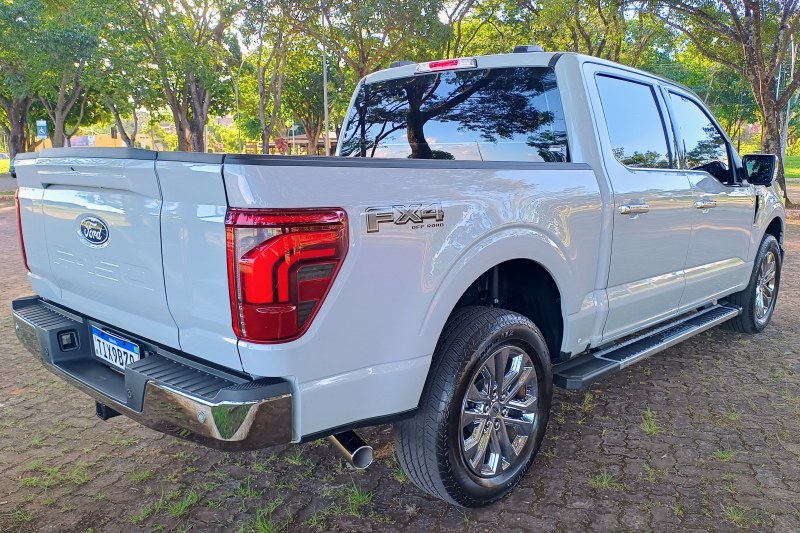 Ford F-150 Lariat.