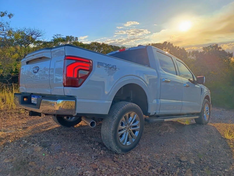Ford F-150 Lariat.