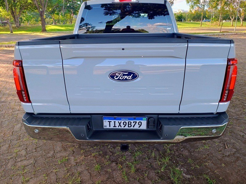 Ford F-150 Lariat.