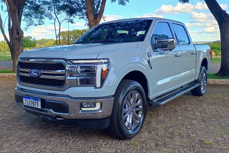 Ford F-150 Lariat.