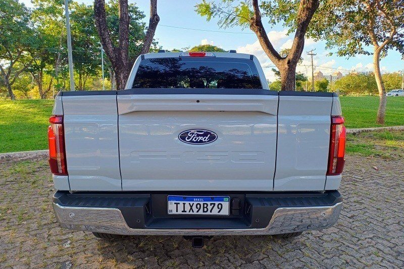 Ford F-150 Lariat.