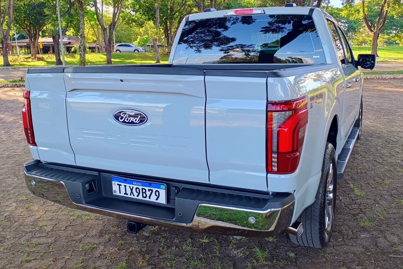 Ford F-150 Lariat.