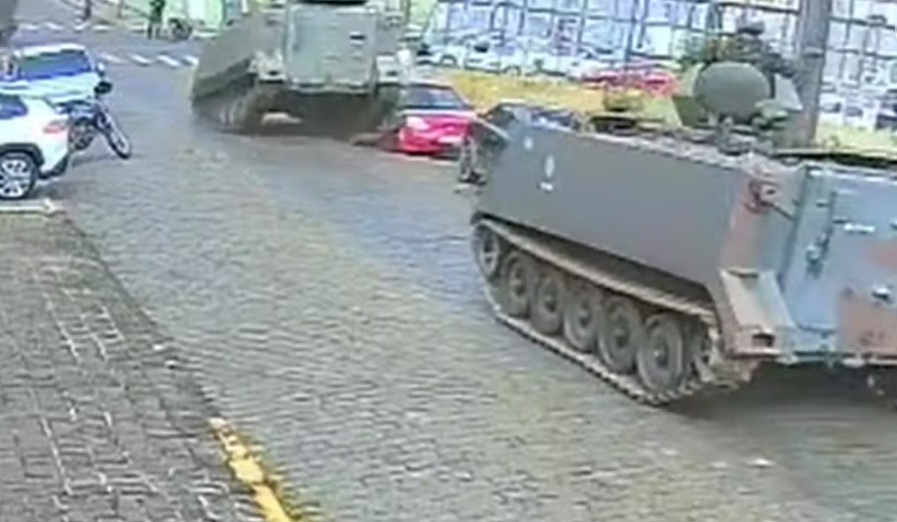 Tanque do Exército passa por cima de lateral de carro estacionado em Ponta Grossa — Foto: Reprodução