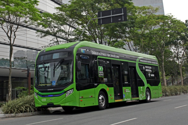 Ônibus Volvo BZRLE elétrico urbano.