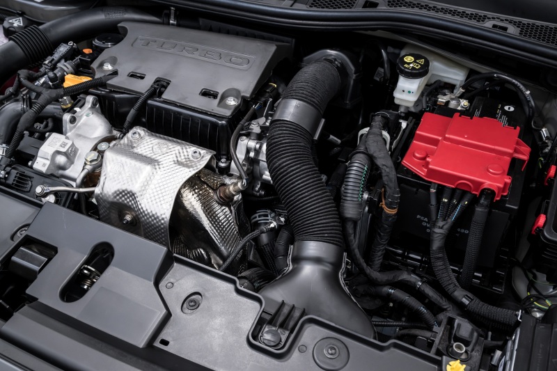 Peugeot 208 GT T200 Hybrid AT.