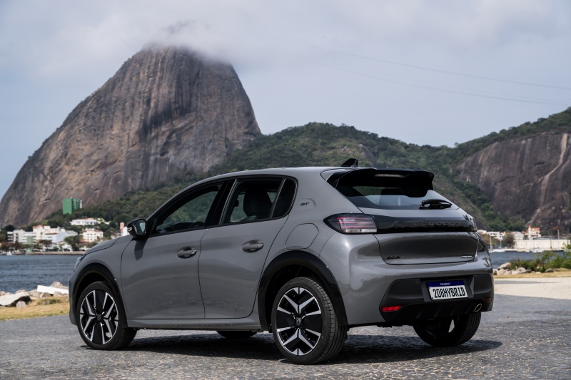Peugeot 208 GT T200 Hybrid AT.
