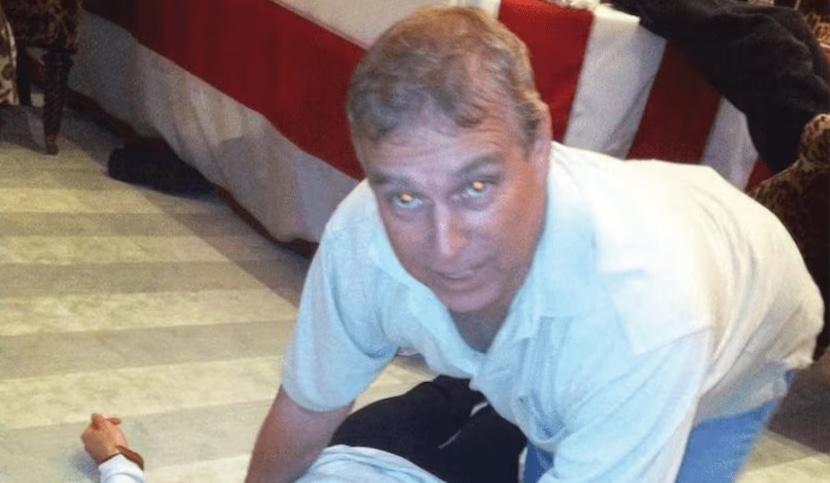 Ex-príncipe Andrew em uma das imagens divulgadas no caso Epstein. Foto: DOJ/Divulgação