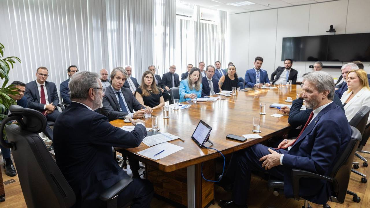 Ministro Márcio Elias Rosa (Desenvolvimento) ao receber representantes do setor têxtil - Foto: divulgação.